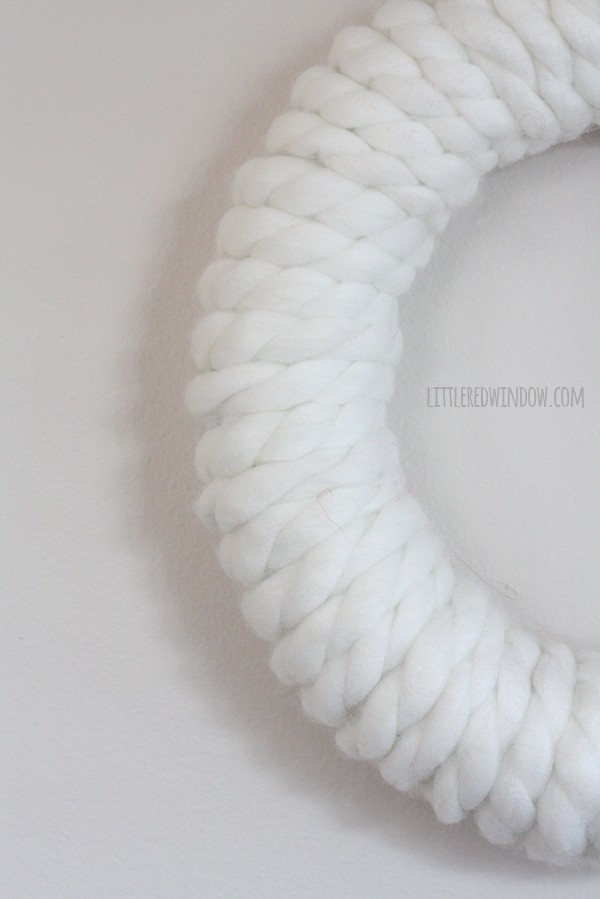 Chunky Yarn Christmas Wreath | littleredwindow.com