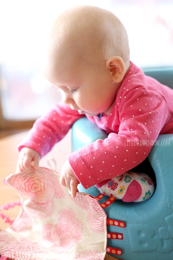 My baby LOVES this cute DIY tag blanket, it even makes a crinkly sound! | littleredwindow.com