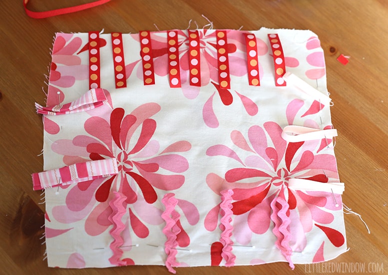 My baby LOVES this cute DIY tag blanket, it even makes a crinkly sound! | littleredwindow.com