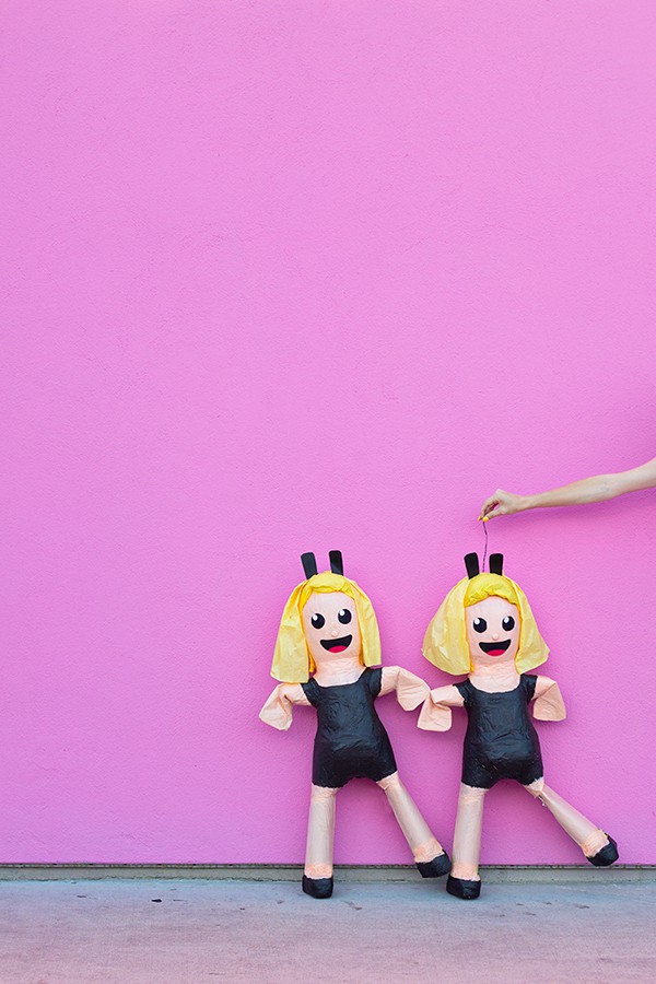 DIY-Dancing-Girls-Emoji-Pinata1