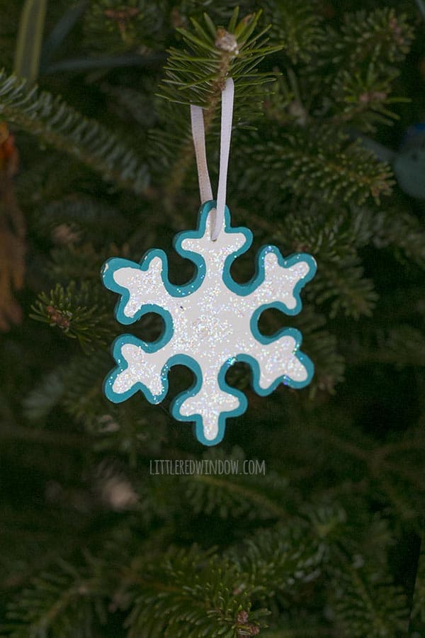 Pretty Sparkle Snowflake Ornaments, decorate some pretty, sparkly snowflake Christmas ornaments for your tree this year, each one is unique!