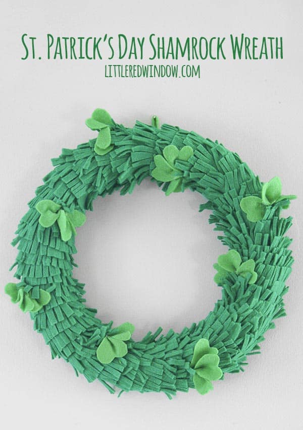 Make this adorable St. Patrick's Day Shamrock wreath with felt, it's a fun and easy project!